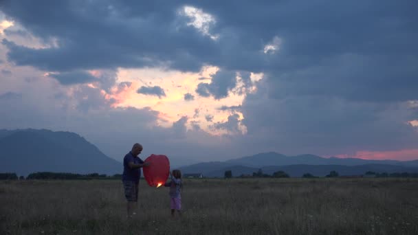 Glad Familj Lyfta Kinesiska Lyktan Sky Leka Utomhus Vid Solnedgången — Stockvideo