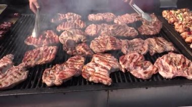 4K Kapalı Izgara, Kızarmış Taze Et, Dağlardaki Piknik 'te Nehir Tarlası Barbekü