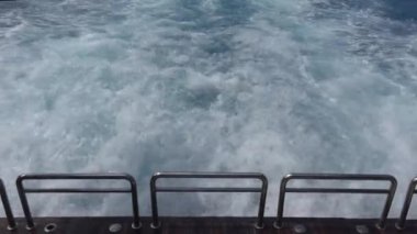 Cruise feribot yelken deniz gezisi tekne gemi uyan, köpüklü dalgalar sahile seyahat