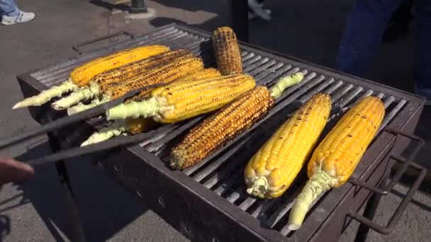 Uomo Che Cucina Mais Cotto Vendita All Aperto Strada Popcorn — Video Stock