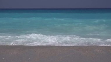 Mavi Akdeniz Dalgaları, Sahilde Dalgalanan Deniz Dalgaları, Deniz Kıyısı