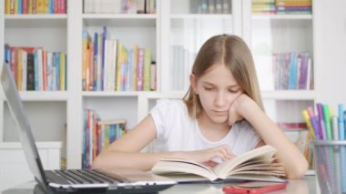 Çocuk Kütüphanede Kitap Okuma, Çocuk Öğrenme, Ödev Okulu Yazma, Coronavirüs Pandemik Krizi nedeniyle Evden Çalışan Liseli Kız, Evde Eğitim, Çevrimiçi Eğitim