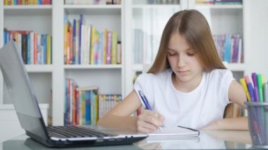 Çocuk Video Konferansında Laptop Çalışması, Çocuk Öğrenme, Kütüphanede Yazma, Koronavirüs Salgını, Çocuk Egitimi, İnternet Eğitimi nedeniyle Evden Öğretmenle Sohbet