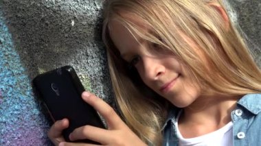 Akıllı telefon kullanan çocuk, akıllı telefonda oynayan çocuk, parkta gezen ergen kız.