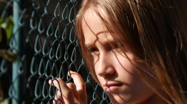 Üzgün Çocuk Terk Edilmiş, Hasta Mutsuz Çocuk Depresyonda, Zorba Genç Kız Portresi Oynamıyor, Çocuk Depresyonu, Üzüntü