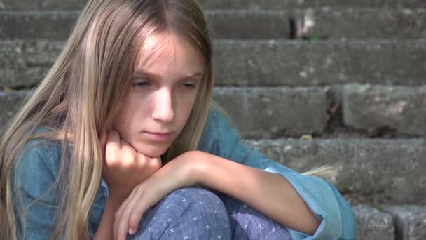 Droevig kind, ongelukkig kind, bedachtzaam gepest tiener meisje buiten in het park, kinderen verdriet, depressie Portret van adolescenten — Stockvideo