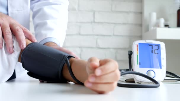 Tonometer Medição da Pressão Arterial, Criança Doente, Consultoria Médica para Crianças — Vídeo de Stock