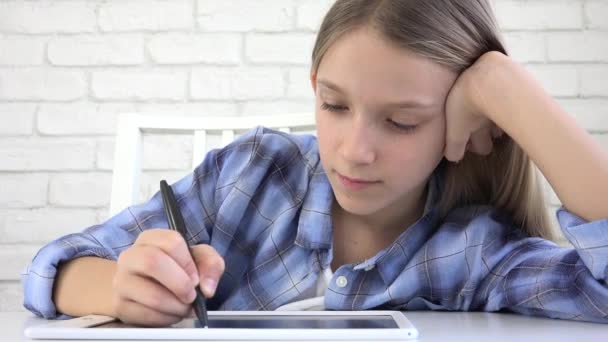 Παιδί που παίζει Tablet στο Playroom, Παιδί που γράφει εργασίες για το σχολείο, κορίτσι που σπουδάζει στο σπίτι, κατ 'οίκον διδασκαλία, on-line εκπαίδευση — Αρχείο Βίντεο