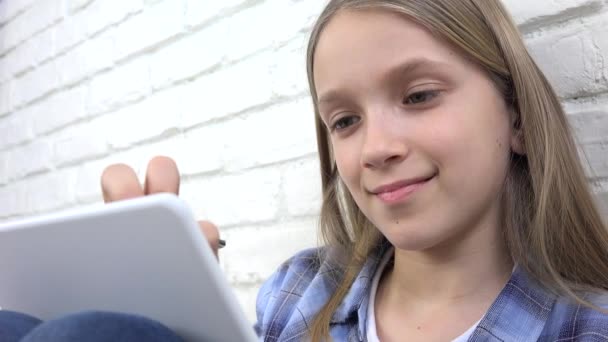 Kind spielt Tablet im Spielzimmer, Kind schreibt Hausaufgaben für die Schule, Mädchen lernen zu Hause, Hausaufgabenbetreuung, Online-Bildung — Stockvideo