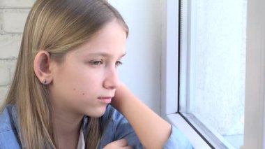 Pencereye Bakan Üzgün Çocuk, Mutsuz Çocuk, Sıkıcı Düşünceli Kız, Genç Yüzündeki Üzüntü, Coronavirüs Krizi nedeniyle Karantina Altındaki İnsanlar