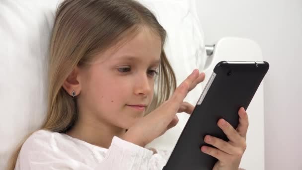Çocuk Yatakta Tablet Oynuyor, Çocuk Dokunmatik Ekran Telefonunda İnternet Taranıyor, Kız Portresi Bilgisayarda Dinlenmiyor — Stok video