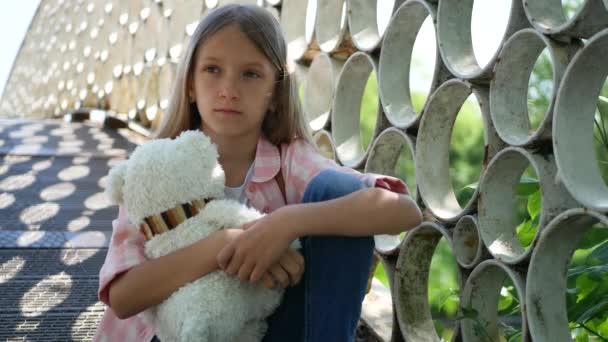 Szomorú kölyök a parkban, boldogtalan gondterhelt gyerek a szabadban, unalmas Pensive Girl a hídon — Stock videók