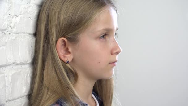 Triste enfant, enfant malheureux, malade Adolescente en dépression, personne réfléchie stressée — Video