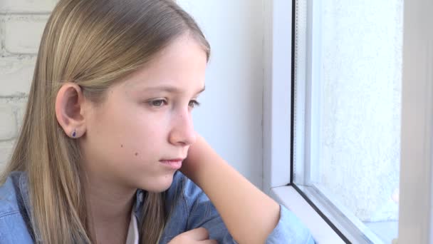 Triest kind op zoek naar raam, ongelukkig kind, verveeld nadenkend meisje, verdriet op tiener gezicht, geïsoleerde mensen in quarantaine thuis als gevolg van Coronavirus Crises — Stockvideo