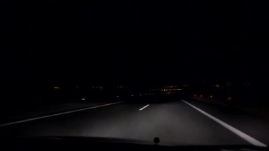 Yoldaki Gece Trafiği, Karanlık Otoyolda Araba Sürme, Seyahat Manzarası, POV