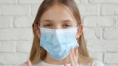 Coronavirus Salgını 'nda izole edilmiş Hasta Çocuk, Covid-19 Krizi' ndeki Mutsuz Çocuk Sıkıcı Genç Kız
