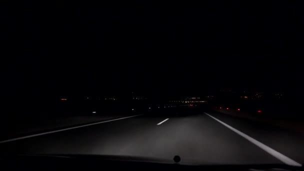 Natttrafik på väg, Körning bil i Dark Highway, Resor View, POV — Stockvideo