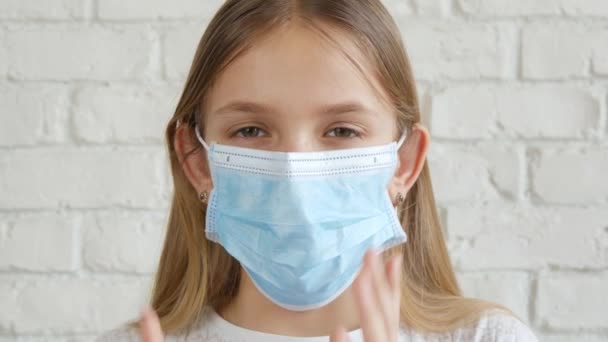 Un niño enfermo aislado en un brote de pandemia de coronavirus, un niño triste, infeliz y aburrido Niña adolescente en crisis de Covid-19 — Vídeos de Stock