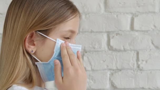 Izolované nemocné dítě při propuknutí pandemie koronaviru, smutné dítě nešťastné znuděné dospívající dívka v Covid-19 krize — Stock video