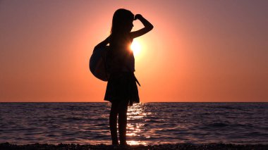 Sahilde Çocuk, Gün batımında Sahilde Çocuk Oynuyor, Sahilde Küçük Kız Deniz Dalgalarını İzliyor