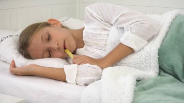 Yatakta Hasta Çocuk, Termometrede Hasta Çocuk, Hastanede Tecrit edilmiş Kız, Haplar İlaç, Sağlık Bakım Krizi