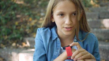 Akıllı Saat, Zeki Çocuk Parkta Smartwatch Kullanıyor, Akıllı Telefon 'da Çocuk Konuşuyor