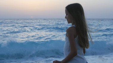 Çocuk gün batımında sahilde oynuyor, Çocuk Deniz Dalgalarını izliyor, Gün batımında Kız Manzarası