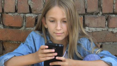 Akıllı Telefon kullanan çocuk, Akıllı Telefonla Çene Çalan Çocuk, Park 'ta İnternet Tarayıcı Genç Kız