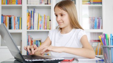 Çocuk İnternet Tarayıcı Video Konferansı, Çocuk Öğrenme, Kütüphanede Yazma, Koronavirüs Pandemik Krizi, Çocuk Eğitimi, Çevrimiçi Eğitim nedeniyle Evden Öğretmenle Sohbet