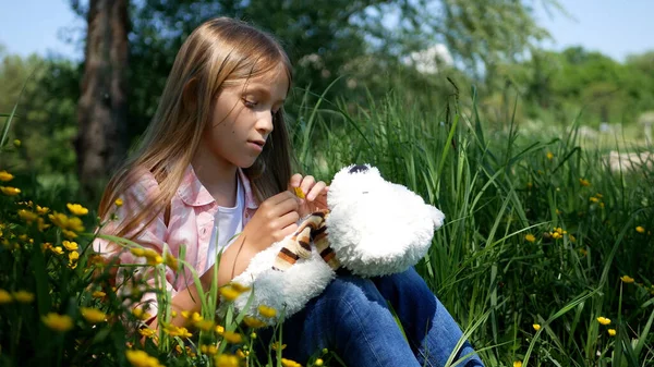 Triste criança deprimida no prado no parque infeliz menina criança meditando ao ar livre natureza — Fotografia de Stock