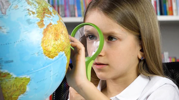 Kid Studying Earth Globe, Criança em Classe Escolar, Aprendizagem de Meninas, Biblioteca Estudantil, Educação Infantil — Fotografia de Stock