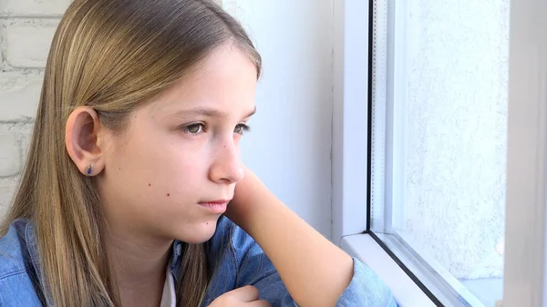 Criança triste olhando para a janela, Criança infeliz, Menina pensativa entediada, Tristeza no rosto adolescente, Pessoas isoladas em quarentena em casa devido a crises de coronavírus — Fotografia de Stock