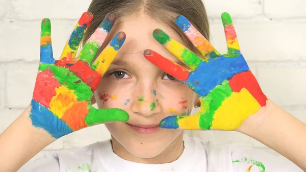 Enfant jouant les mains peintes, Enfant regardant à la caméra, Visage souriant d'une écolière, Projet d'éducation à domicile, Éducation des enfants — Photo