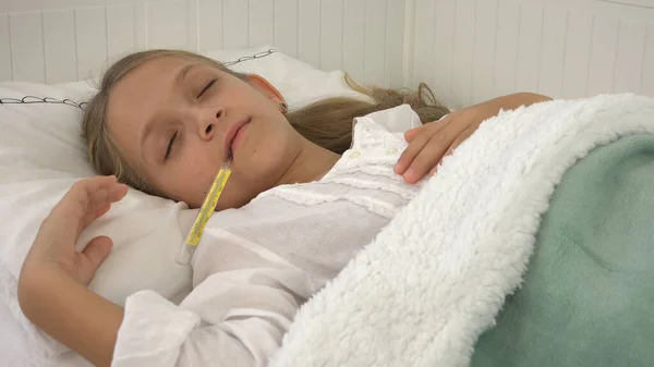 Krankes Kind Bett Krankes Kind Mit Thermometer Isoliertes Mädchen Krankenhaus — Stockfoto