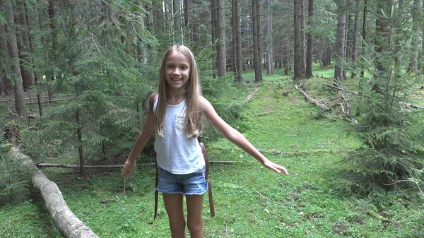 Dítě Lese Walking Tree Log Kid Hrát Parku Camping Adventure — Stock fotografie