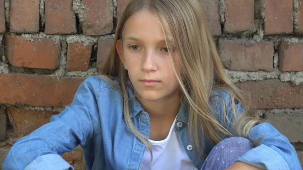 Niña triste, Niño infeliz, Niña adolescente intimidada reflexiva al aire libre en el parque, Tristeza de los niños, Retrato de depresión de adolescentes —  Fotos de Stock