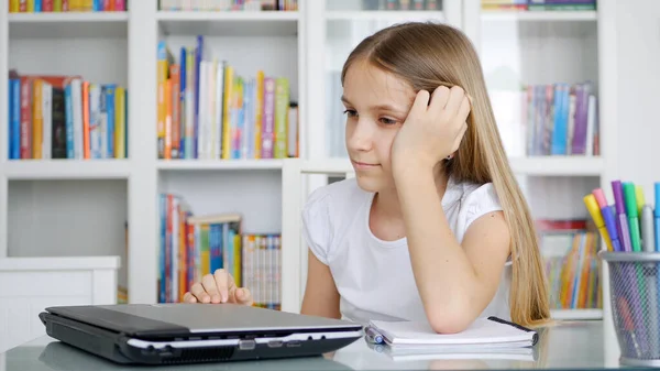 Unalmas gyerek tanul a könyvtárban, átgondolt szomorú gyermek tanulás az irodában, szomorú lány a szobájában Online oktatás, gyerekek otthon — Stock Fotó