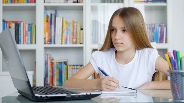 Criança Usando Laptop Estudando em Videoconferência, Aprendizagem Infantil, Escrita em Biblioteca, Estudante conversando com o Professor de casa devido a Crise Pandêmica por Coronavírus, Crianças em Casa, Educação Online — Fotografia de Stock