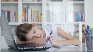 Sıkıcı Çocuk Okul için çalışıyor, Çalışmaktan yorgun Çocuk, Ödev yapan Kız