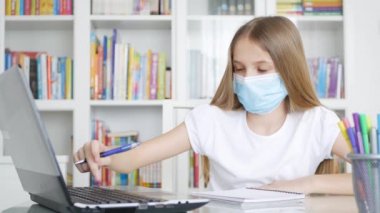 Çocuk Video Konferansında Laptop Çalışması, Çocuk Öğrenme, Kütüphanede Yazma, Öğrenci Kız Evde Öğretmenle Sohbet, Coronavirüs Salgını Krizi, Ev Eğitimi, İnternet Eğitimi