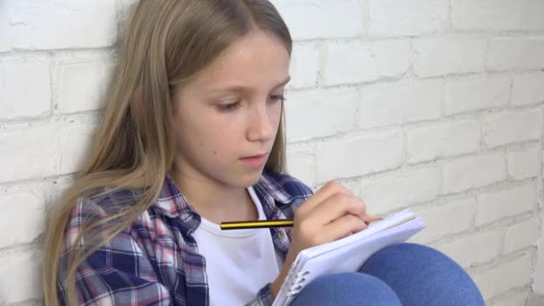 Gyermek írás, tanulás, átgondolt gyerek, Pensive Student Learning Schoolgirl — Stock videók