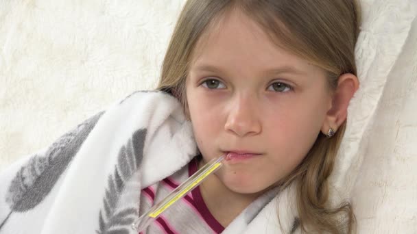 침대에 누워 있는 아픈 아이, 온도계를 가진 아픈 아이, 병원에서 고립된 소녀, 약물 치료, 의료 위기 — 비디오
