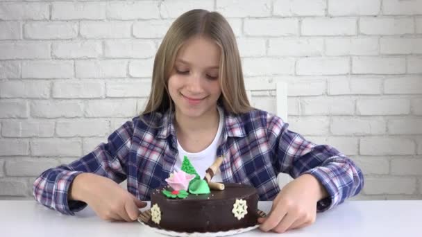 Fiesta de cumpleaños del niño, el niño recibió un pastel como regalo para su aniversario, celebración de los niños — Vídeos de Stock