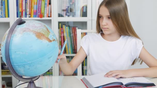 Criança Estudando o Globo da Terra, Criança na Classe Escolar, Aprendizado Menina, Biblioteca Estudantil — Vídeo de Stock