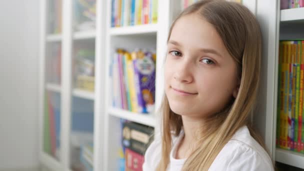 Läsnycklar, Studentbarn i skolbiblioteket, Tonårstjej som studerar lärande i klassrummet — Stockvideo