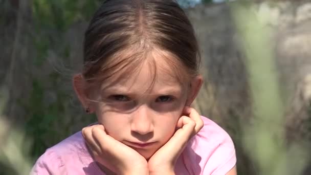 Сумний малюк покинув Руїни, нещасну дитину, пригнічену бідну дівчину, безпритульну — стокове відео