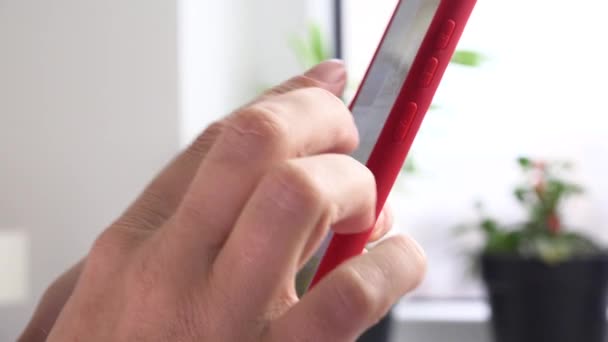Κορίτσι περιήγηση στο Internet Smartphone, Νεαρή γυναίκα ανάγνωση μηνυμάτων στην οθόνη αφής, Παίζοντας Tablet Closeup — Αρχείο Βίντεο