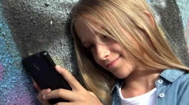 Akıllı Telefon kullanan çocuk, Akıllı Telefonla Çene Çalan Çocuk, Park 'ta İnternet Tarayıcı Genç Kız