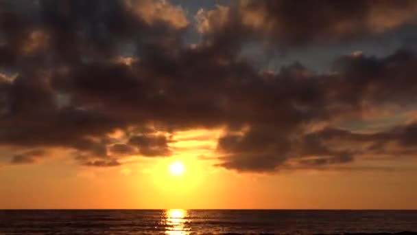 Günbatımı Bulutları, Deniz Sahil Zamanlaması, Deniz Kıyısında Gündoğumu, Yazın Okyanus Günbatımı — Stok video