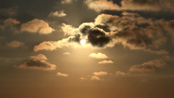 Wolken am blauen Himmel Dramatischer Sonnenuntergang, flauschiger bewölkter Tag am Meer im Sommer — Stockvideo